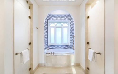 Hilton Salwa Beach Resort & Villas beach villa bathroom1 001 default